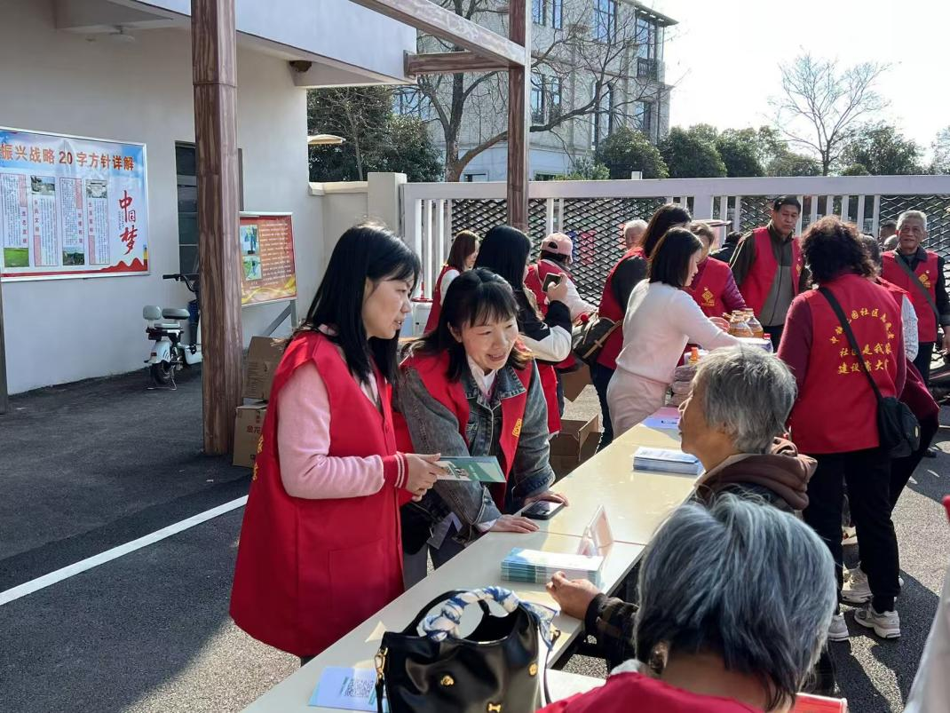 党建赋能乡村振兴 校社共建书写新篇——beat365携手中铁花园社区赴光明村开展党建共建活动