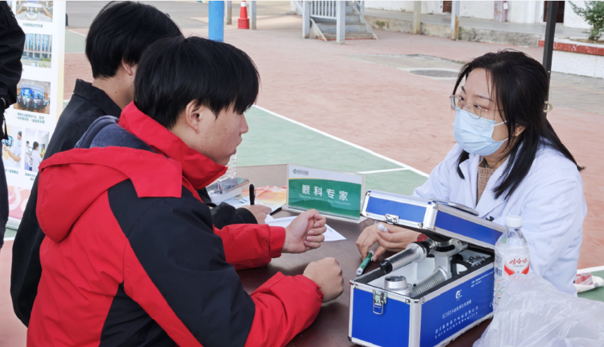 医校协同，暖心护航 ——beat365英国官方网站携手武汉市中心医院开展“公益义诊进校园”活动