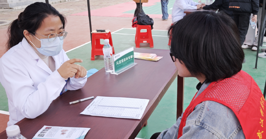 医校协同，暖心护航 ——beat365英国官方网站携手武汉市中心医院开展“公益义诊进校园”活动