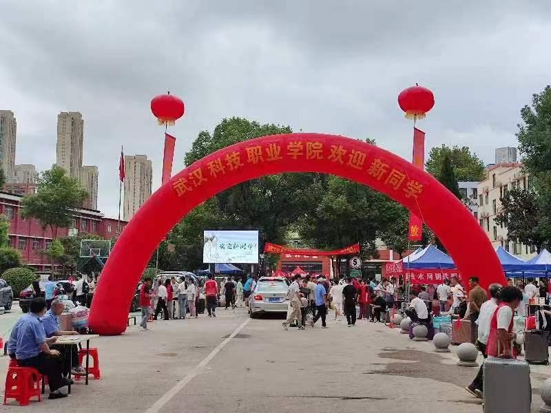 beat365顺利开展迎接2023级新生报道工作