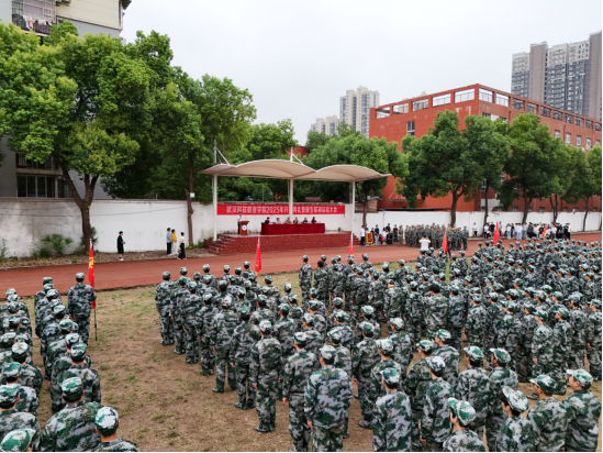 beat365英国官方网站隆重举行2025级新生军训总结表彰大会