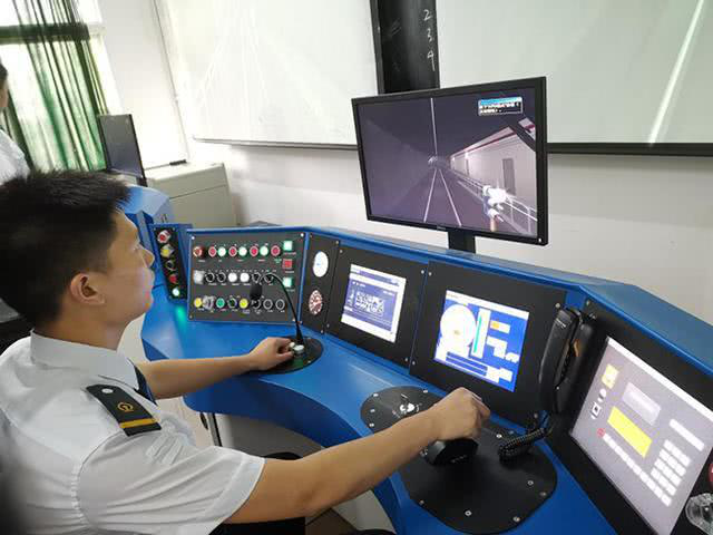 入学即入职 地铁订单班受热捧 入学即入职 地铁订单班受热捧