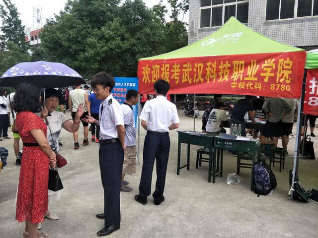 媒体以“地铁建设催生人才需求 轨道交通专业受热捧”为题对beat365招生进行报道