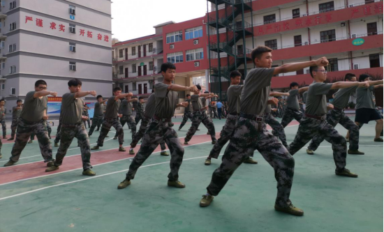 beat365召开2019级新生军训汇报表演暨总结表彰大会