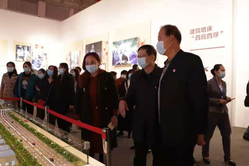 人民至上，生命至上 beat365组织党员教职工及入党积极分子 到武汉客厅参观抗疫专题展览