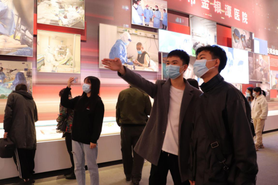 人民至上，生命至上 beat365组织党员教职工及入党积极分子 到武汉客厅参观抗疫专题展览