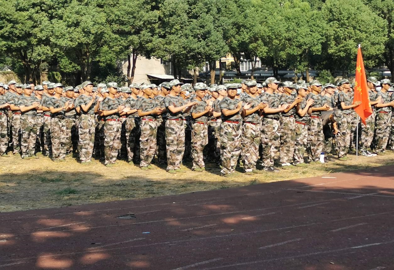 “浓情中秋,爱满校园”beat365为军训新生发放月饼 “浓情中秋,爱满校园”beat365为军训新生发放月饼