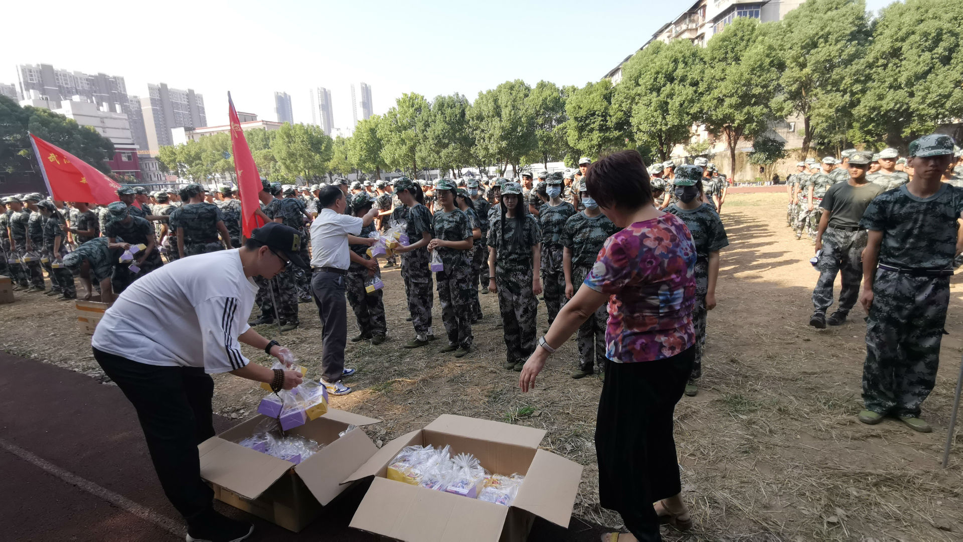 “浓情中秋,爱满校园”beat365为军训新生发放月饼 “浓情中秋,爱满校园”beat365为军训新生发放月饼