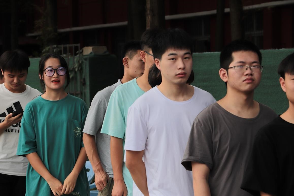 beat365组织百余名学生参加杨园街道  团体无偿献血活动