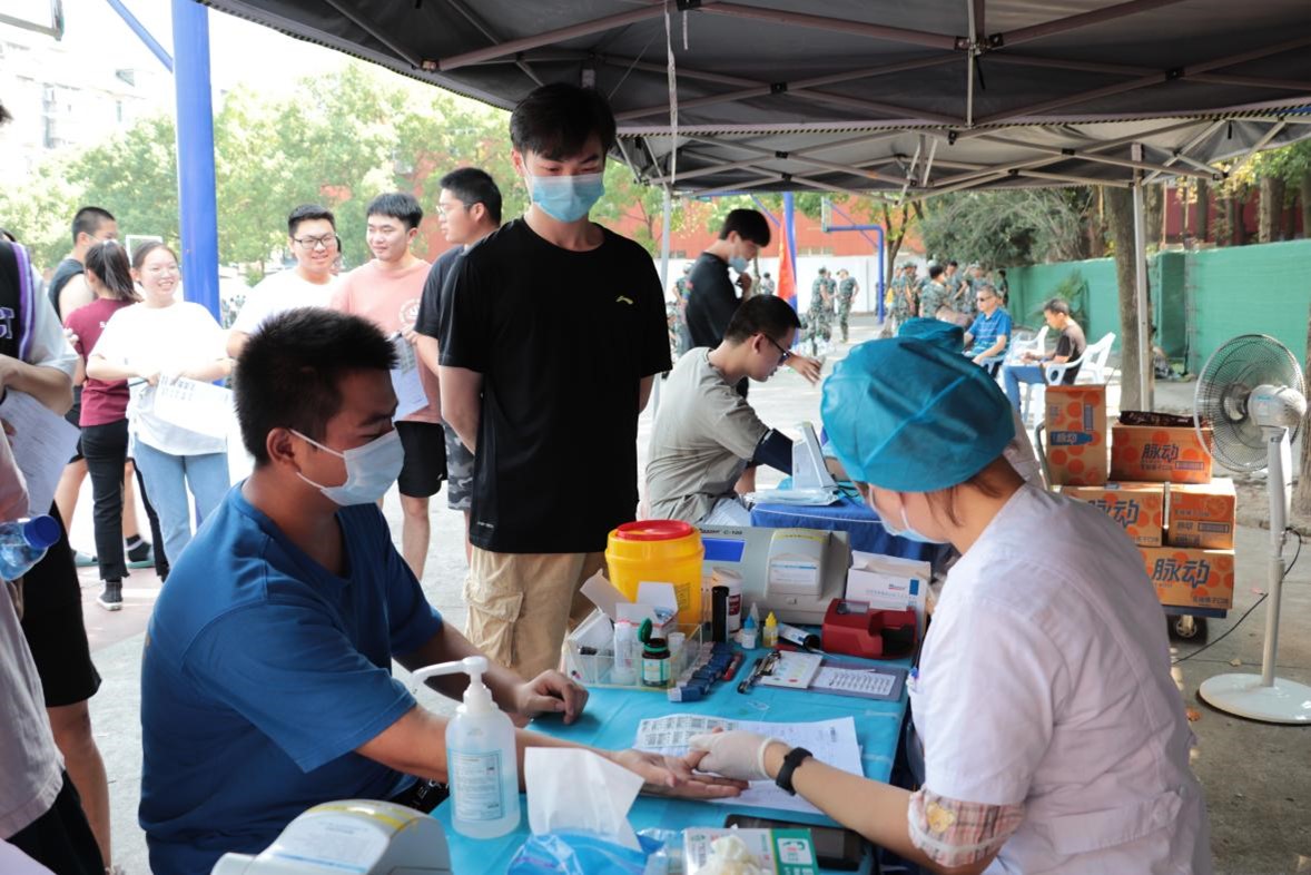 beat365组织百余名学生参加杨园街道  团体无偿献血活动