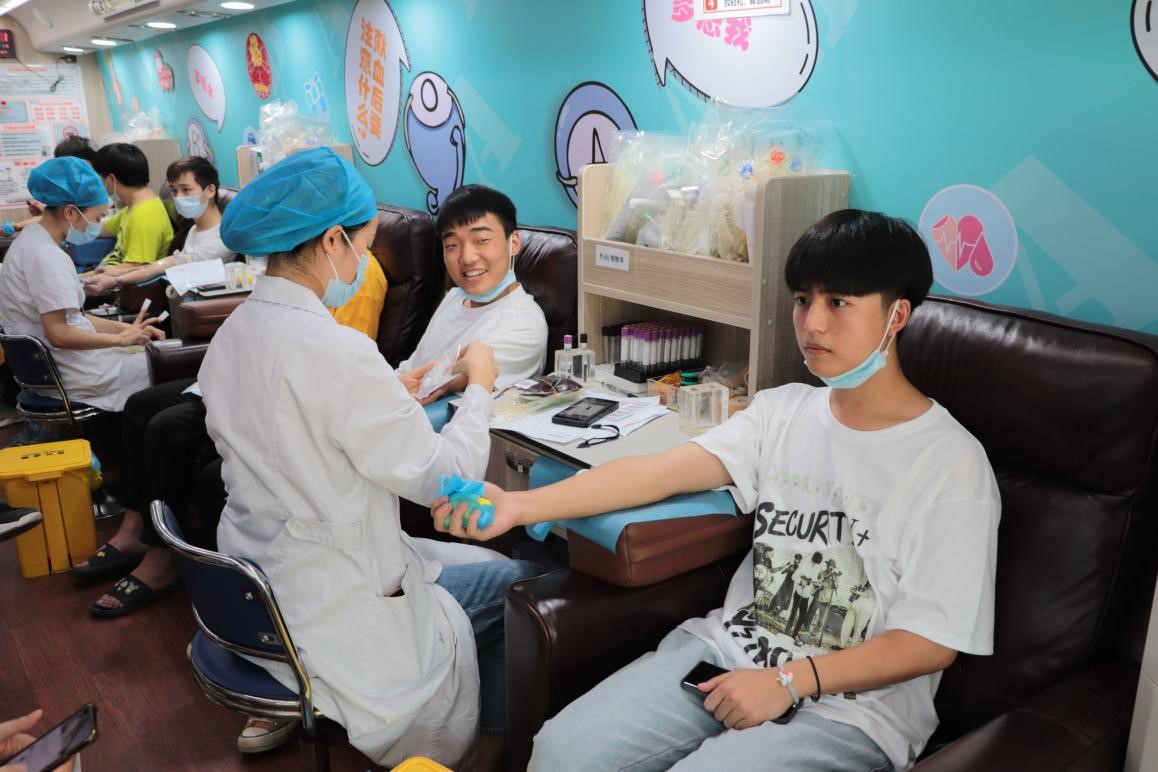 beat365组织百余名学生参加杨园街道  团体无偿献血活动