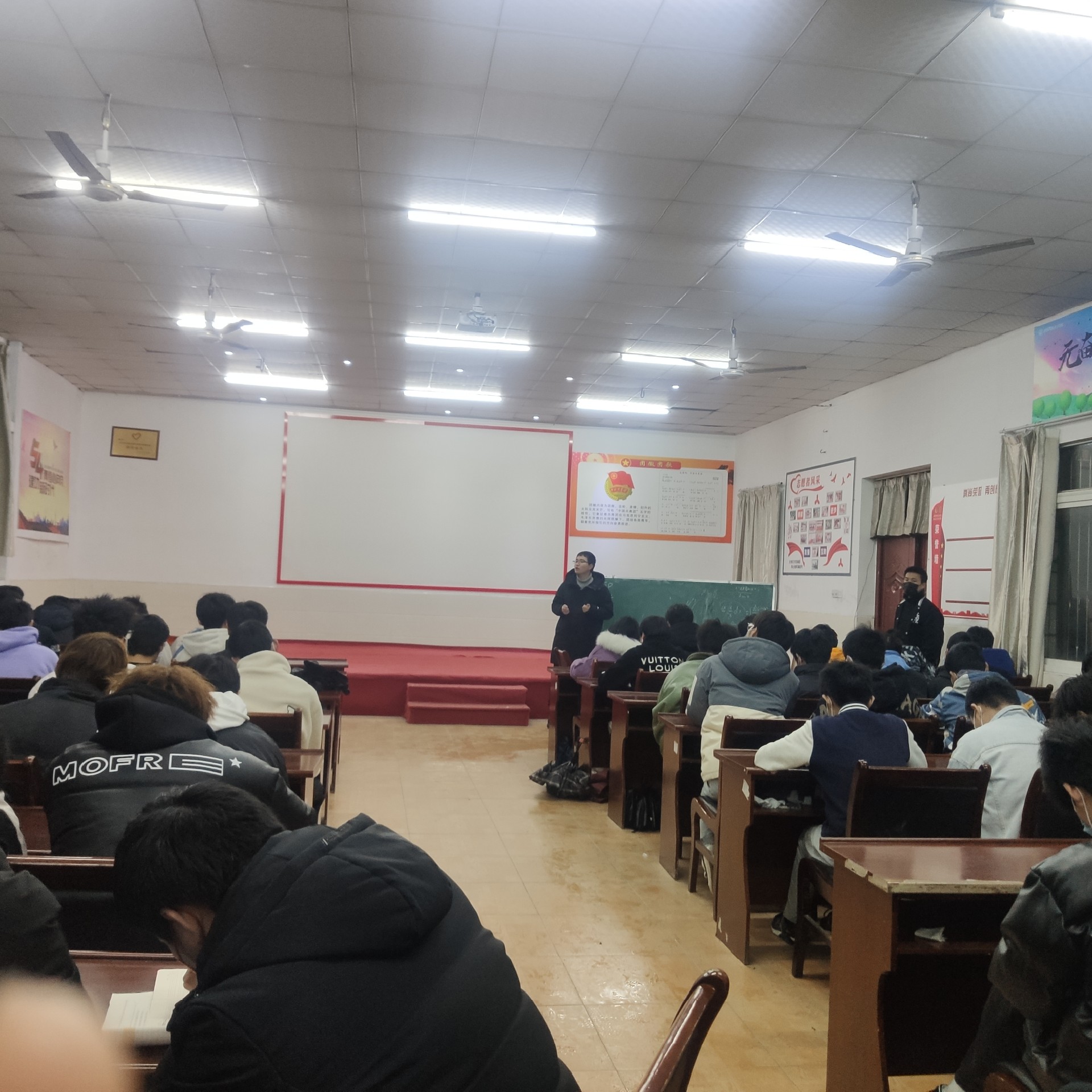 beat365英国官方网站疫情期间学生心理疏导班会